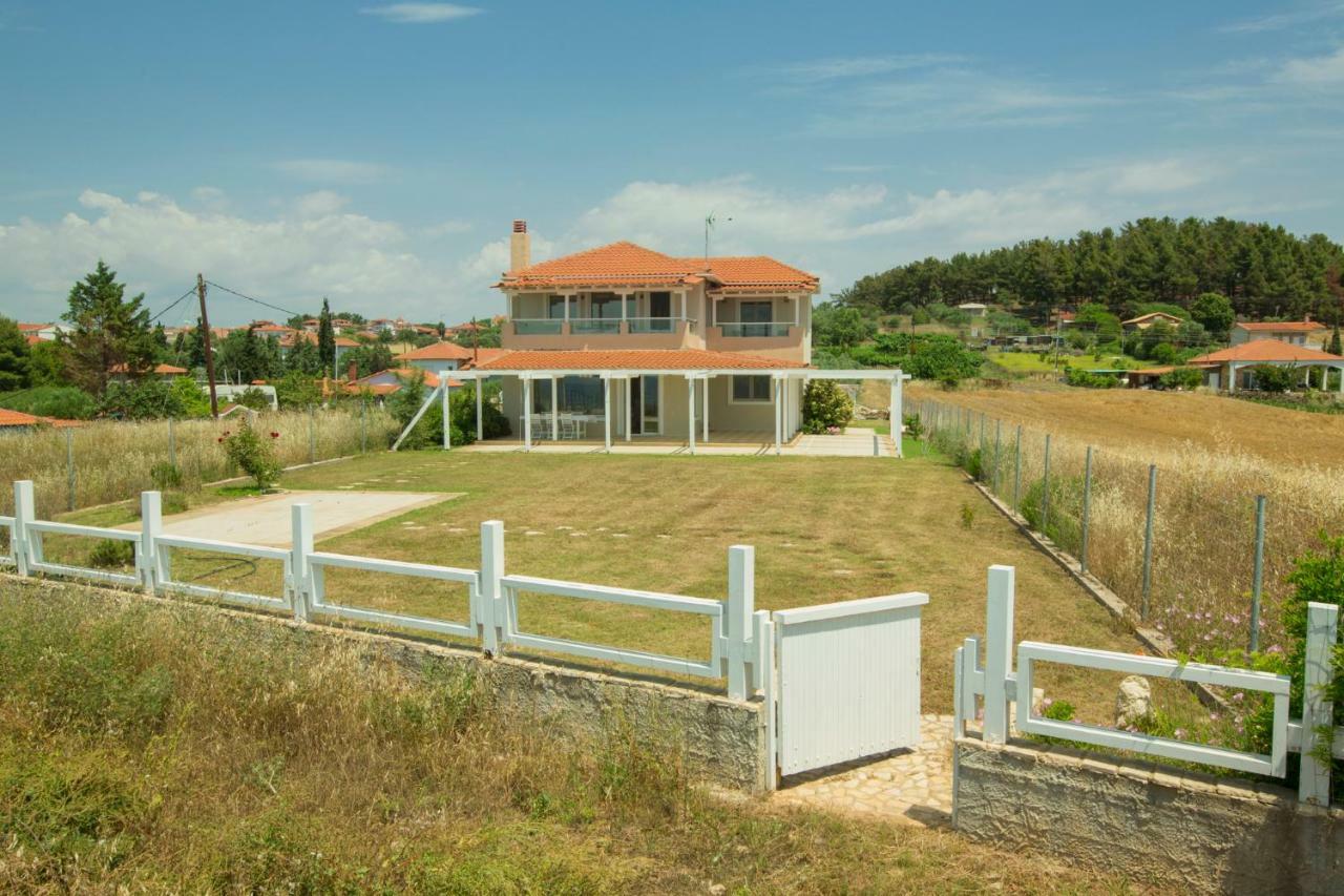 Magnificent Seascape Villa On A Secluded Beach Неа-Муданья Экстерьер фото