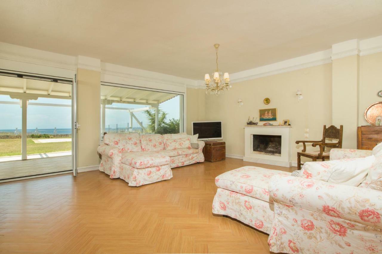 Magnificent Seascape Villa On A Secluded Beach Неа-Муданья Экстерьер фото